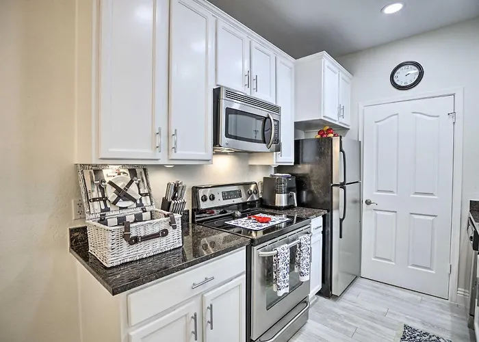 Holiday home Bright W/ Patio: 8 Mi To Old Town *