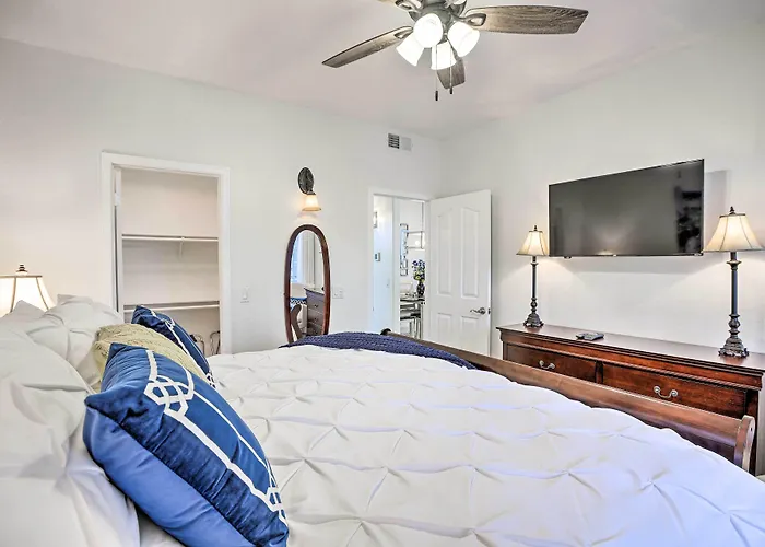 Bright W/ Patio: 8 Mi To Old Town