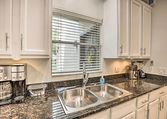 Holiday home Bright W/ Patio: 8 Mi To Old Town Scottsdale
