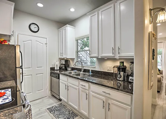 Bright W/ Patio: 8 Mi To Old Town *